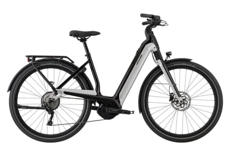 VÉLO DE VILLE ÉLECTRIQUE CANNONDALE MAVARO NEO 5 SHIMANO DEORE 10V 500 WH 700 MM BLANC CASHMERE NOIR