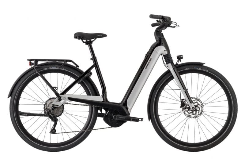 VÉLO DE VILLE ÉLECTRIQUE CANNONDALE MAVARO NEO 5+ SHIMANO DEORE 10V 625 WH 700 MM BLANC CASHMERE NOIR